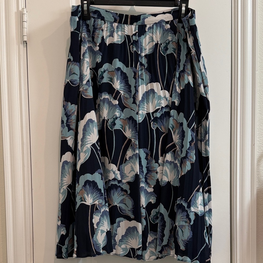Ann Taylor Navy and White Leaf Print Skirt